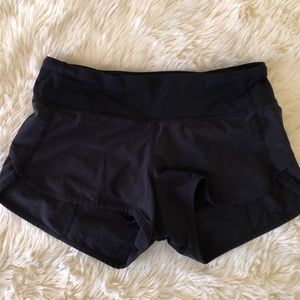 BLACK LULULEMON SPEED UP SHORT 2.5